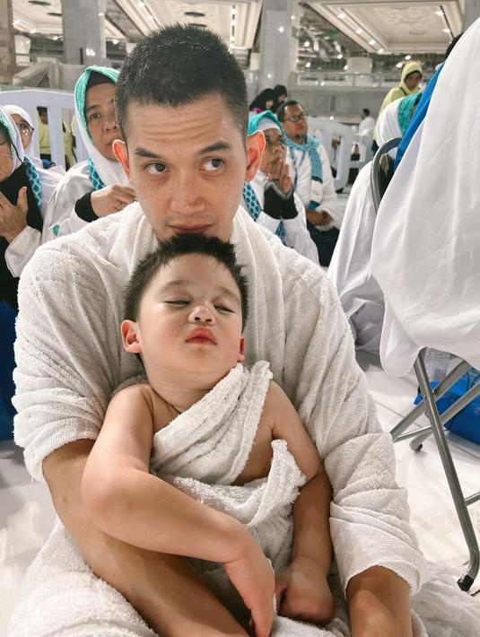 <p>Akhirnya, dia tetap tertidur di tengah ibadah. "Dan ternyata mas athar tidur lagiiii dong&hellip;. Tuh kann apa gw bilang mas," ucap Rezky. (Foto: Instagram/ thereal_rezkyadhitya)</p>