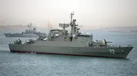 Kapal perang Iran Alborz, latar depan, bersiap untuk meninggalkan perairan Iran, 7 April 2015. (Kantor Berita Fars, Mahdi Marizad / AP)
