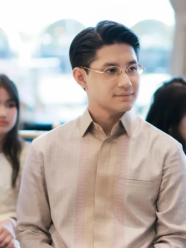 Teuku Rassya saat lamaran. [@cleanthaislan]