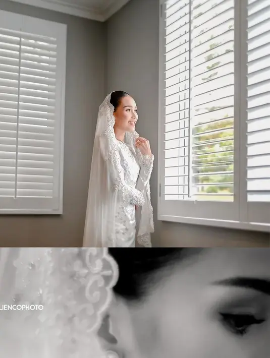 Saat bertunangan dengan Muhammad Fardhana. Ayu Ting Ting memilih tampilan elegan berwarna putih karya desainer Ayung Berinda.  Detail bordiran bunga menghiasi seluruh baju. Ayu kemudian memadukan baju kurungnya dengan kerudung yang dengan detail bordir senada.  [@Instagram/ayutingting92].