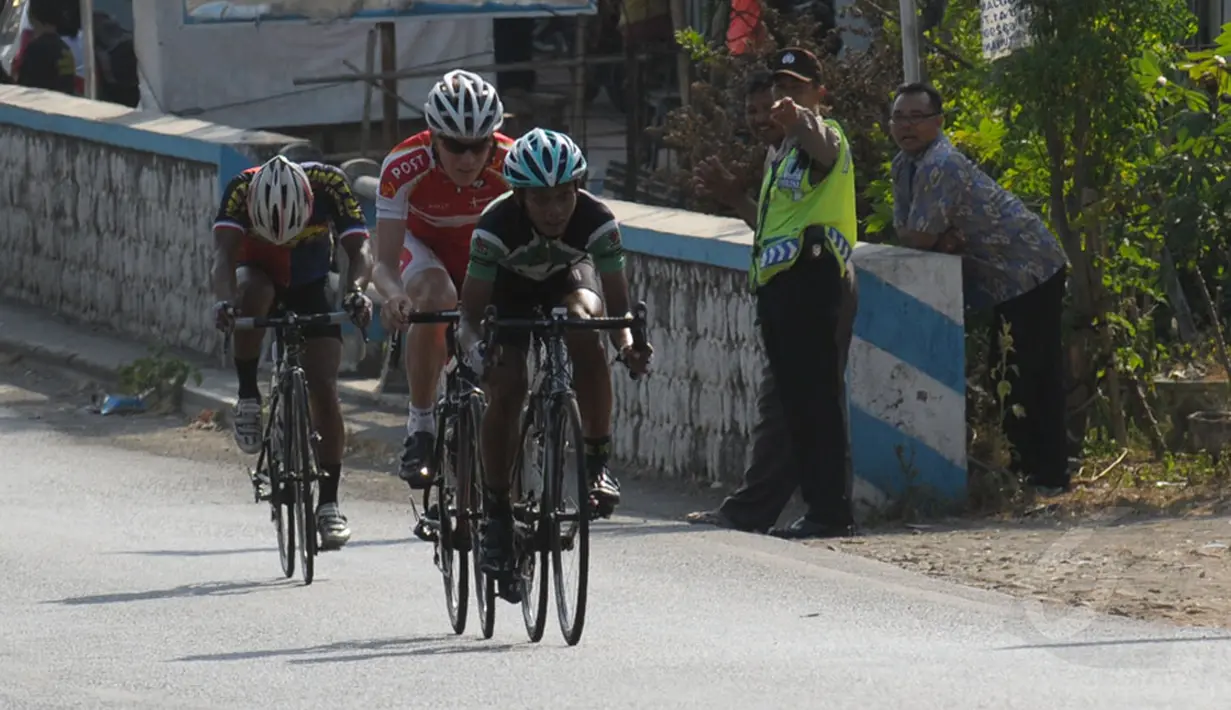 Rute lintasan etape 2 Internasional Tour De Banyuwangi Ijen didominasi jalan datar dan sesekali menanjak. Tampak, tiga pebalap mencoba menaklukan salah satu tanjakan di etape 2 ITdBI, (17/10/2014). (Liputan6.com/Helmi Fithriansyah)