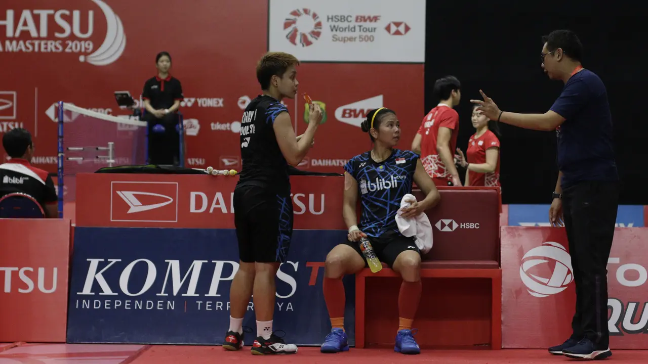 Pebulutangkis Indonesia, Greysia Polii / Apriyani Rahayu, mendengar arahan pelatih saat melawan pasangan Bulgaria. (Bola.com/M. Iqbal Ichsan)