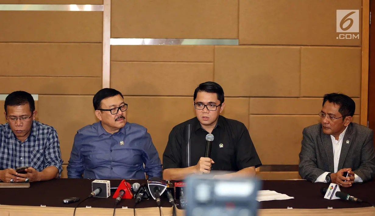 Wakil Ketua Pansus Hak Angket KPK Eddy Kusuma Wijaya (tengah) didampingi anggota Masinton Pasaribu (kiri), Arteria Dahlan (kedua kanan) memberikan keterangan pers terkait Ketua KPK Agus Rahardjo di Jakarta, Senin (20/9). (Liputan6.com/Johan Tallo)