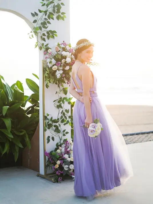 Penampilan Shandy Aulia yang bak dewi mengenakan dress berwarna ungu muda yang lembut. Dress tanpa lengan ini memiliki detail cut out menunjukkan area punggungnya. [Foto: Instagram/shandyaulia]