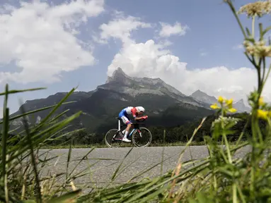 Pebalap asal Belanda, Tom Dumoulin memacu sepedanya dengan jarak tempuh 17 km pada sesi latihan persiapan etape ke-18  Tour De France antara Sallanches dan Megeve, French Alps, (21/7/2016). (AFP/Kenzo Tribouillard)