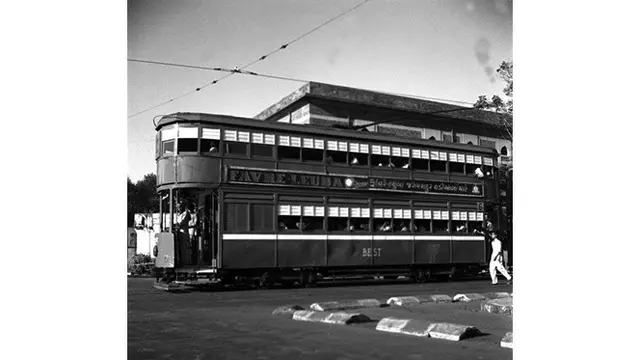 6 Potret Jadul Trem di India Tahun 1900-an, Kereta Kecil di Jalan Raya