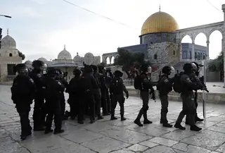 Polisi Israel dikerahkan saat bentrok dengan pengunjuk rasa Palestina di Kompleks Masjid Al Aqsa, Yerusalem, Jumat (22/4/2022). Polisi Israel dan pemuda Palestina kembali bentrok di Kompleks Masjid Al Aqsa. (AP Photo/Mahmoud Illean)