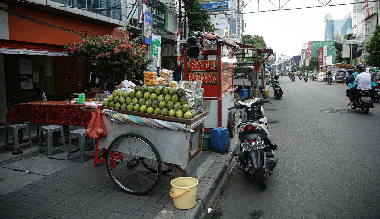 Pedagang kaki lima (PKL) mempersiapkan lapak dagangan di Jalan Sabang atau H Agus Salim, Jakarta, Jumat (27/8/2021). Menko Bidang Perekonomian Airlangga Hartarto mengatakan pemerintah sedang mempersiapkan satu juta PKL untuk mendapatkan bantuan tunai senilai Rp1 juta. (Liputan6com/Faizal Fanani)