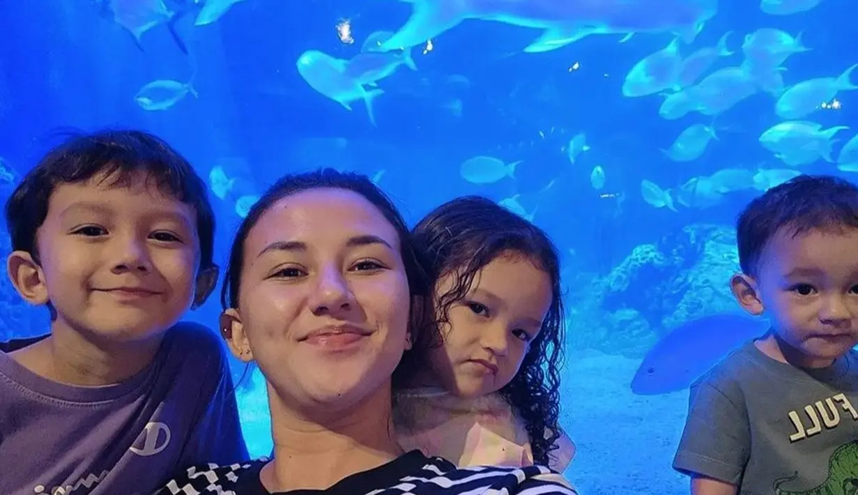 Diketahui, Dahlia Poland rela meninggalkan dunia entertainment demi mengasuh 3 buah hatinya. Ia selalu memberikan waktu terbaiknya untuk menemani tumbuh kembang ketiga anaknya. Foto kebersamaan Dahlia bersama buah hati pun banjir pujian. (Liputan6.com/IG/dahliachr)