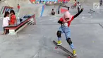 Seorang anak berlatih bermain papan luncur di area Skate Park RPTRA Kalijodo, Jakarta, Sabtu (15/6/2019). Menjelang sore hari, anak-anak berdatangan menghabiskan waktu dengan bermain di area RPTRA Kalijodo. (Liputan6.com/Helmi Fithriansyah)