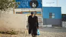Sebuah poster gitaris AS Jimi Hendrix terlihat di kota pesisir Maroko Essaouira pada 10 September 2020. Sebuah desa di Maroko yang berada di tepi Laut Atlantik masih mengingat jelas sosok legenda gitar itu. (AFP/Fadel Senna)