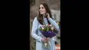 Duchess of Cambridge, Kate Middleton tampil anggun mengenakan mantel cantik berwarna biru muda saat menghadiri pembukaan Kensington Leisure Centre di London, Inggris, Senin (19/1/2015). (AFP PHOTO/POOL/Richard POHLE)