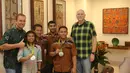 Duta Besar Australia untuk Indonesia, Paul Grigson (kanan) saat berfoto bersama  atlet angkat besi Eko Yuli dan Irawan dan Sri Wahyuni di kediamannya,  Jakarta, Senin (5/9/2016). (Bola.com/Nicklas Hanoatubun)