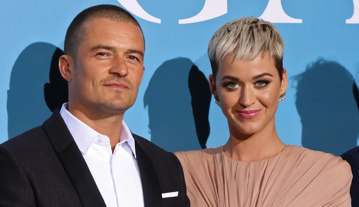 Aktor Inggris, Orlando Bloom dan penyanyi AS, Katy Perry tampil bersama di karpet merah Gala untuk Global Ocean di Monaco, Rabu (26/9). Ini merupakan debut karpet merah mereka untuk pertama kali pasca kembali menjalin hubungan asmara. (AFP/Valery HACHE)