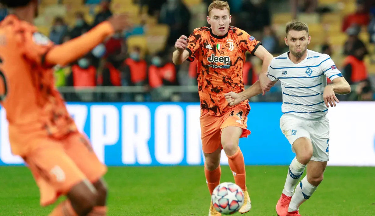 Gelandang Juventus, Dejan Kulusevski berebut bola dengan pemain Dynamo Kiev, Oleksandr Karavayev pada laga pembuka penyisihan Grup G Liga Champions di Stadion NSK Olimpiyskiy, Rabu (21/10/2020) dinihari WIB. Tak bisa  diperkuat Cristiano Ronaldo, Juventus menang 2-0 atas tuan rumah Dynamo Kiev. (Val