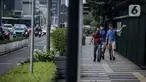 Sejumlah warga berjalan di Kawasan Sudirman, Jakarta, Kamis, (17/2/2022). Provinsi DKI Jakarta disebut sudah melewati gelombang ketiga Covid-19 yang dipicu oleh penyebaran virus corona varian Omicron. (Liputan6.com/Faizal Fanani)