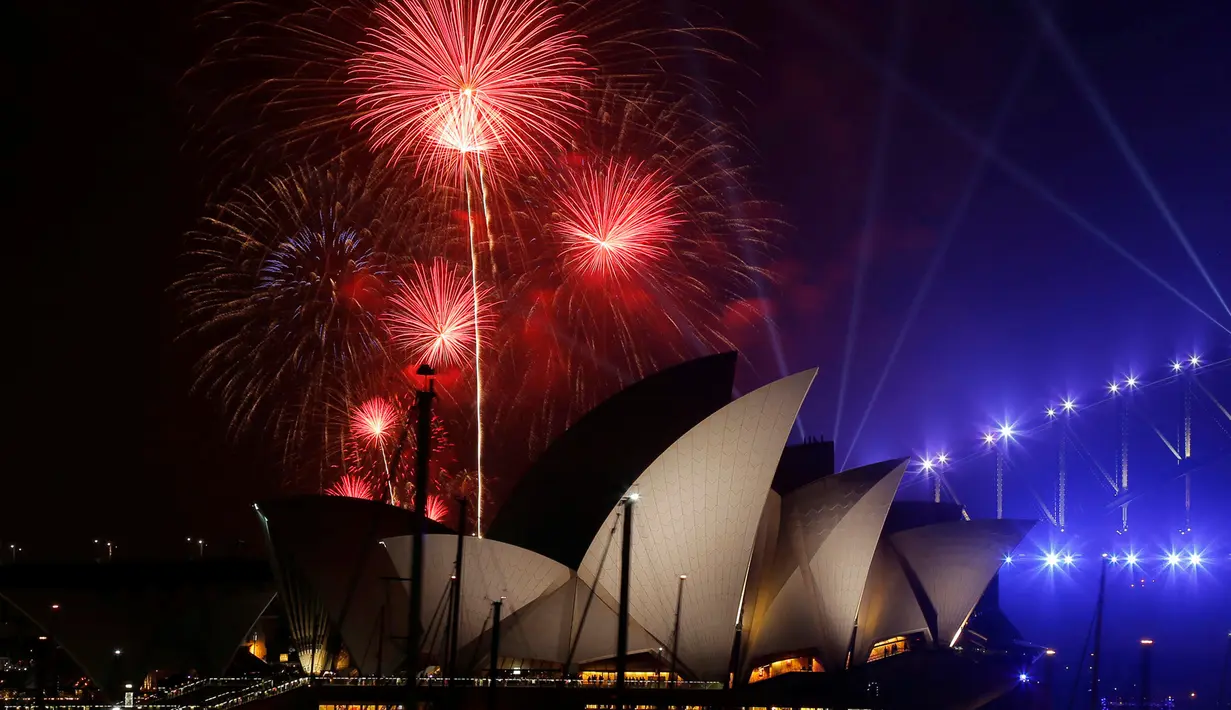 Keindahan kembang api di atas Sydney Opera House, Sydney, Australia (31/12). Pesta kembang api menjelang tahun baru di kota Sydney adalah salah satu yang terbesar dan termegah di dunia. (Reuters/Jason Reed)