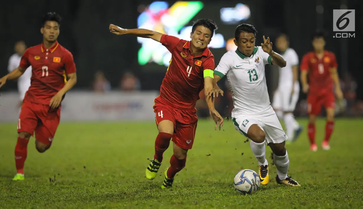 Pemain Timnas Indonesia U-22, Febri Hariyadi (kanan) berebut bola dengan pemain Vietnam pada laga SEA Games 2017 di Stadion MPS, Slangor, Malaysia, (22/8). Pemain 21 tahun ini lahir pada 19 Februari 1996. (Liputan6.com/Faizal Fanani)