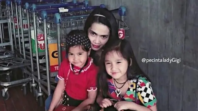 6 Foto Lawas Rieta Amilia Saat Asuh Nagita Slavina Kecil, Ibu Siap Siaga