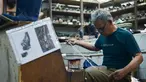 Seorang pengrajin mengerjakan sepasang sepatu bot kulit untuk pasar Amerika Serikat (AS) di bengkel Tegep Boots, Bandung, Jawa Barat pada 15 Juli 2025. (Timur MATAHARI/AFP)