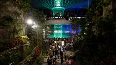 Rain Vortex atau air terjun buatan setinggi 40 meter terlihat di Jewel Changi Airport, Singapura, 11 April 2019. Rain Vortex ini merupakan air terjun dalam ruangan tertinggi di dunia. (REUTERS/Feline Lim)