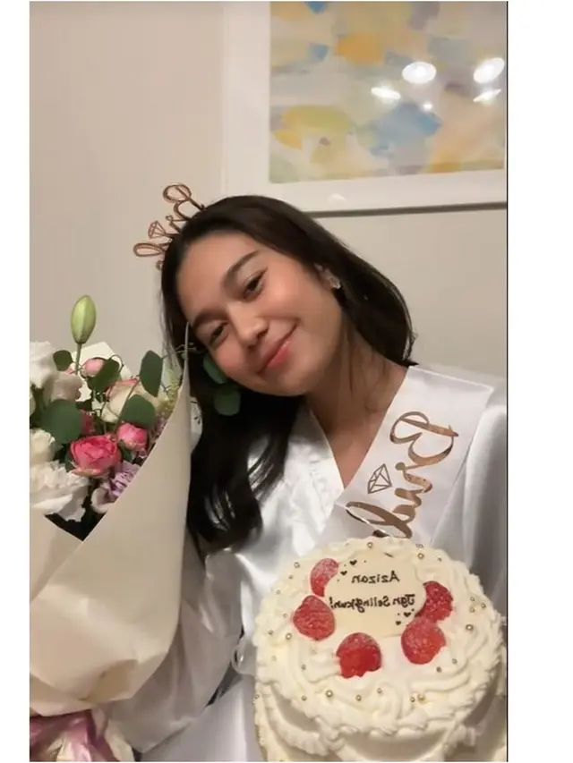 6 Potret Viral Cake Bridal Shower Azizah Salsha, Ingatkan Pesan 'Jangan Selingkuh'