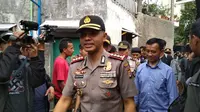 Kapolrestabes Bandung, Kombes Pol Hendro Pandowo, saat melayat ke rumah duka Ricko Andrean, Kamis (27/7/2017). (Bola.com/Erwin Snaz)