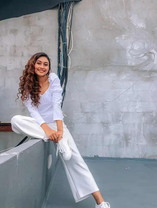 Warna putih rupanya jadi andalan Novia Bachmid. Kali ini perempuan 19 tahun ini tampil santai dengan setelan warna putih. Rambut yang dibiarkan terurai, membuatnya makin menawan. (Liputan6.com/IG/@noviabachmid)