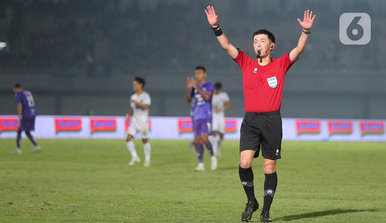 Sang pengadil yang memimpin pertandingan ini yakni wasit berpengalaman di J1 Lague yakni Yusuke Araki. (Bola.com/M Iqbal Ichsan)