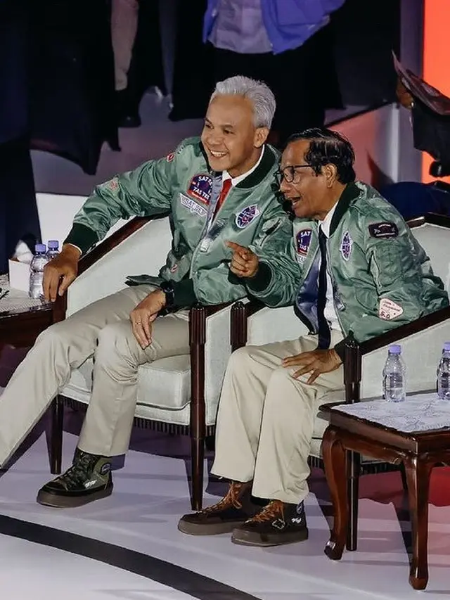 Gaya Ganjar Pranowo dan Mahfud MD saat Debat Capres Ketiga