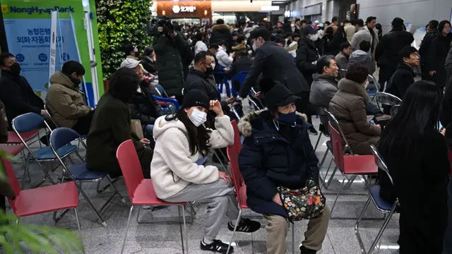Pesawat Jeju Air Kecelakaan, Keluarga dan Kerabat Penumpang Penuhi Bandara Muan Korea Selatan