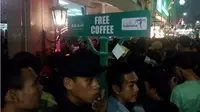 Puluhan ribu orang memadati Malioboro Coffee Night di pedestrian Malioboro Mall Yogyakarta. (Liputan6.com/Yanuar H)