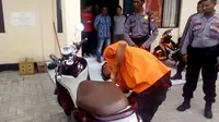 Reka ulang pencuri membongkar jok sepeda motor (Liputan6.com / Eka Hakim)