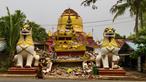 Seorang wanita berjalan melewati pagoda Buddha yang rusak di Inn Wa di pinggiran Mandalay pada 6 April 2025. (Foto oleh AFP)