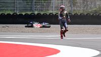 Pembalap Yamaha, Fabio Quartararo saat mengalami crash. (Sonny TUMBELAKA / AFP)