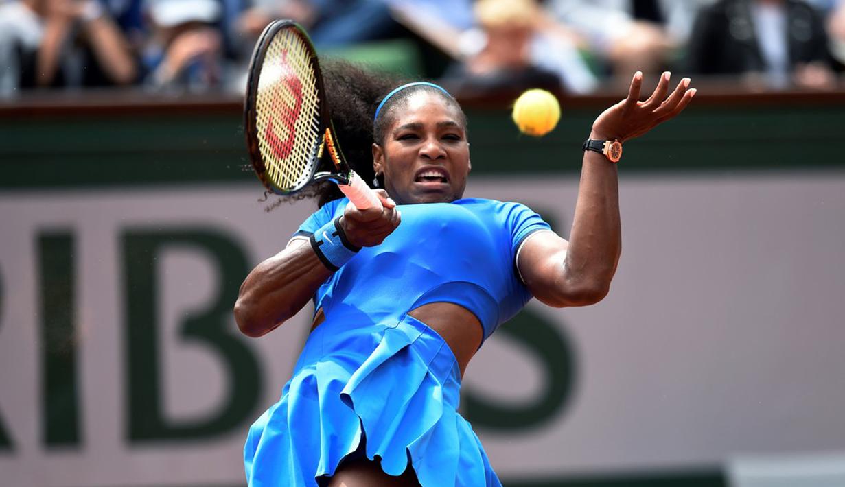 Serena Williams berusaha mengembalikan bola pukulan Kristina Mladenovic dalam babak ketiga Prancis Terbuka 2016 di Roland Garros, Prancis, (28/5/2016). (AFP/Miguel Medina)