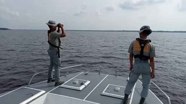 Satu orang korban tenggelamnya Kapal Evelyn Calisca 01 masih dicari. Bakamla RI melakukan penyisiran di lokasi sekitar kecelakaan dengan pencarian terpusat di Perairan Sungai Tawar, Kabupaten Indragiri Hilir, Riau, Jumat (28/4/2023).