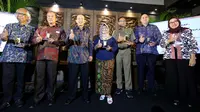 Jajaran Pengurus Asosiasi Eksportir dan Pengusaha Handicraft Indonesia (ASEPHI) dan Panitia INACRAFT foto bersama dalam peluncuran INACRAFT on OCTOBER yang mengusung tema “From Smart Village to Global Market” di Jakarta (11/10/2022). (Liputan6.com/Fery Pradolo)