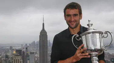 Petenis Kroasia, Marin Cilic, berpose dengan trofi US Open di Top of the Rock Observation Deck di Rockefeller Center, New York, (9/9/2014). (REUTERS/Shannon Stapleton)