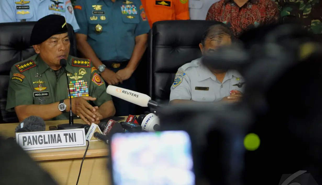 Panglima TNI Jenderal Moeldoko dalam jumpa pers di Lanud Iskandar, Pangkalan Bun, Kalteng, Sabtu (10/1/2015). (Liputan6.com/Andrian M Tunay)