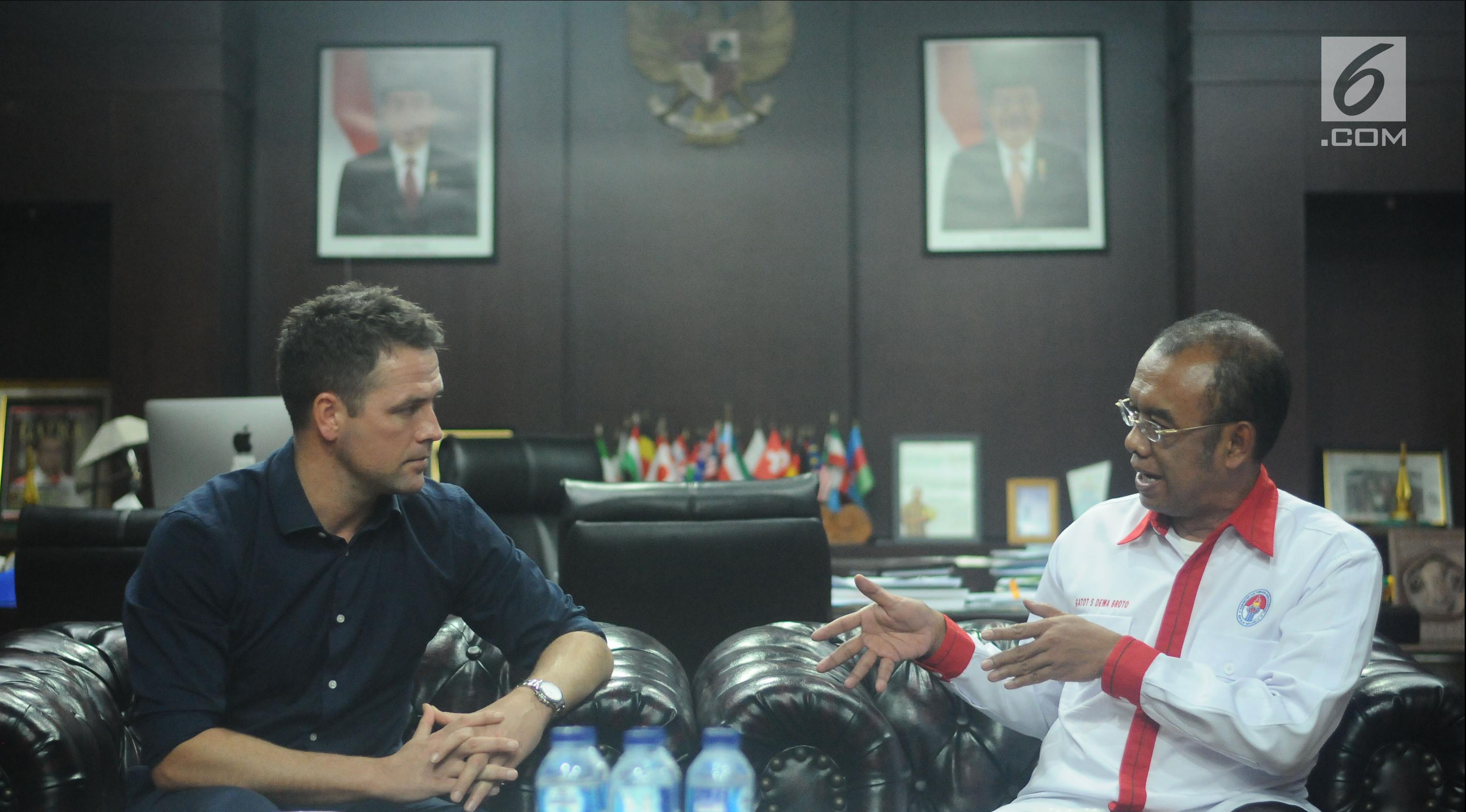 Mantan pemain Timnas Inggris, Michael Owen (kiri) berbincang dengan Sesmenpora, Gatot S Dewa Broto di kantor Kemenpora, Jakarta, Senin (5/2). Owen berencana mendirikan Michael Owen Footbal Centre di Indonesia. (Liputan6.com/Helmi Fithriansyah)