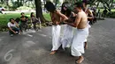 Kelompok Sajinah Seniman Solo melakukan adegan pada pertunjukan berjudul 'Menuju Putih' di Taman Suropati, Jakarta, Rabu (23/12). Pertunjukan itu merupakan bentuk ekspresi seniman dalam mewujudkan cita-cita Indonesia (Liputan6.com/Immanuel Antonius)