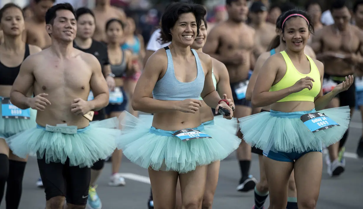 Peserta berlari dengan mengenakan rok tutu ketika berpartisipasi dalam The "Underpants Run" di Manila, Filipina, 8 April 2018. Ratusan orang hanya mengenakan pakaian yang minim berlari di sekitar distrik perbelanjaan kelas atas Manila. (NOEL CELIS / AFP)