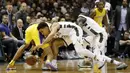 Pebasket Milwaukee Bucks, Malcolm Brogdon, berebut bola dengan pebasket LA Lakers, Brandon Ingram, pada laga NBA di Bradley Center, Minggu (12/11/2017). Bucks menang 98-90 atas LA Lakers. (AP/Darren Hauck)