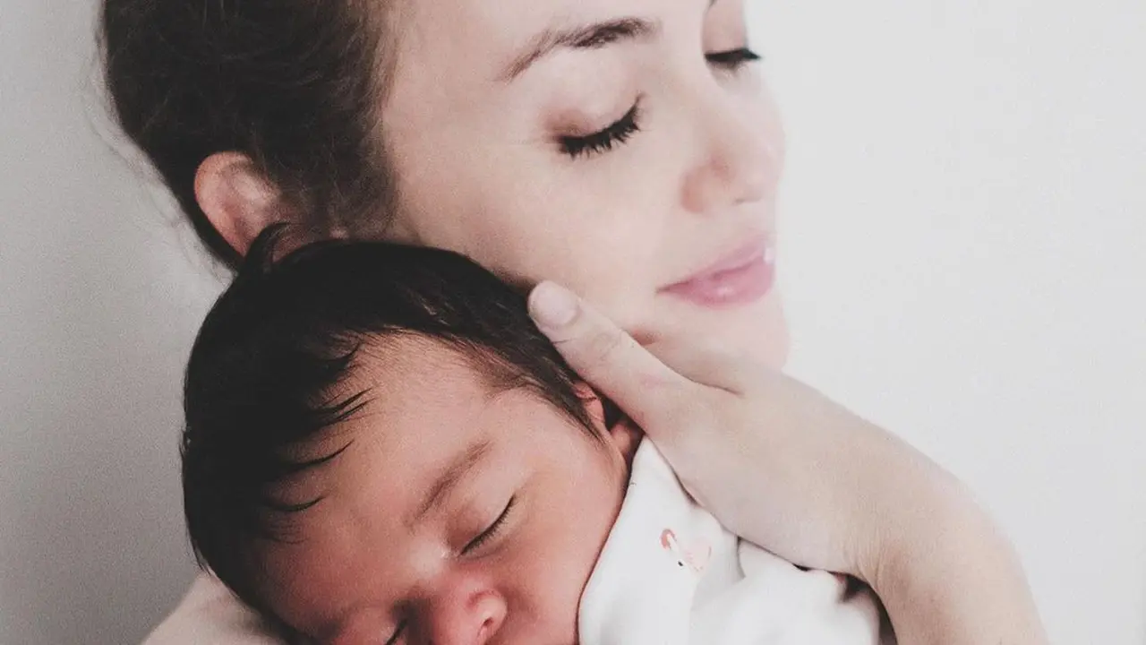 Sudah Jadi Ibu, Ini 6 Momen Rianti Cartwright Asuh Baby Rose
