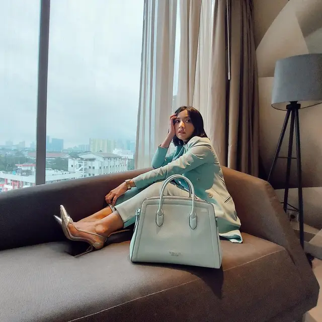 Hesti Purwadinata dengan tas Knott dari Kate Spade New York