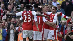 Para pemain merayakan gol yang dicetak oleh gelandang Arsenal, Aaron Ramsey, ke gawang Everton pada laga Premier League, di Stadion Emirates, Minggu (21/5/2017).  Arsenal menang 3-1. (EPA/Gerry Penny)