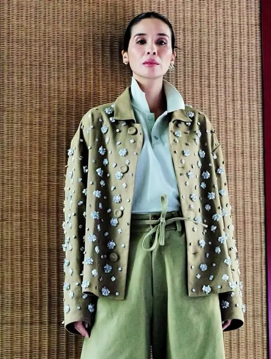 <p>Marsha Timothy mengenakan inner polo shirt dipadukan pudakan army green dengan aksen bunga 3D serta celana pendek warna senada dengan outer. [@marshatimothy]</p>