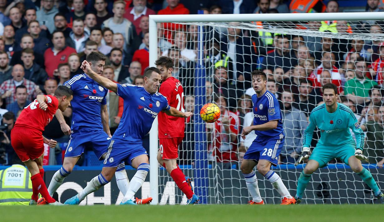 Pemain Liverpool, Philippe Coutinho,mencetak gol kedua Liverpool ke gawang Chelsea dalam laga Liga Premier Inggris di Stadion Stamford Bridge, London, Sabtu (31/10/2015). (AFP Photo/Ian Kington)