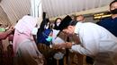 Presiden Joko Widodo bersalaman dengan pihak keluarga almarhum Buya Syafii Maarif di Masjid Gedhe Kauman Yogyakarta, Jumat (27/5/2022). (Foto:Muchlis Jr-Biro Pers Sekretariat Presiden)